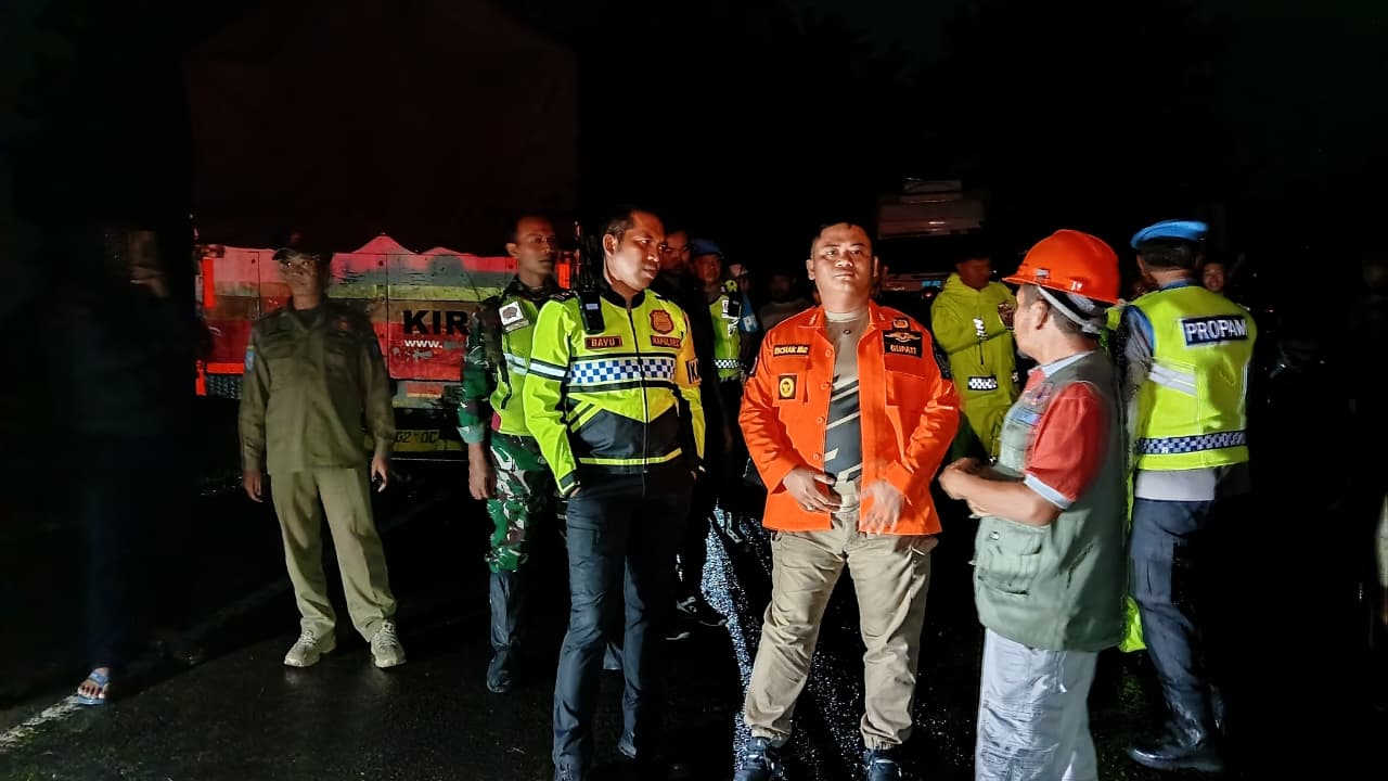Kapolres dan Bupati Tegal Pimpin Langsung Banjir di Underpass Prupuk