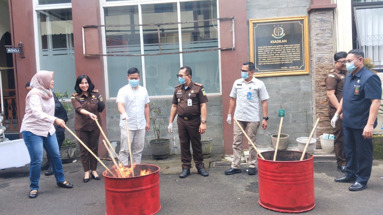 Kejari Salatiga Musnahkan Barang Bukti Narkoba hingga Sajam