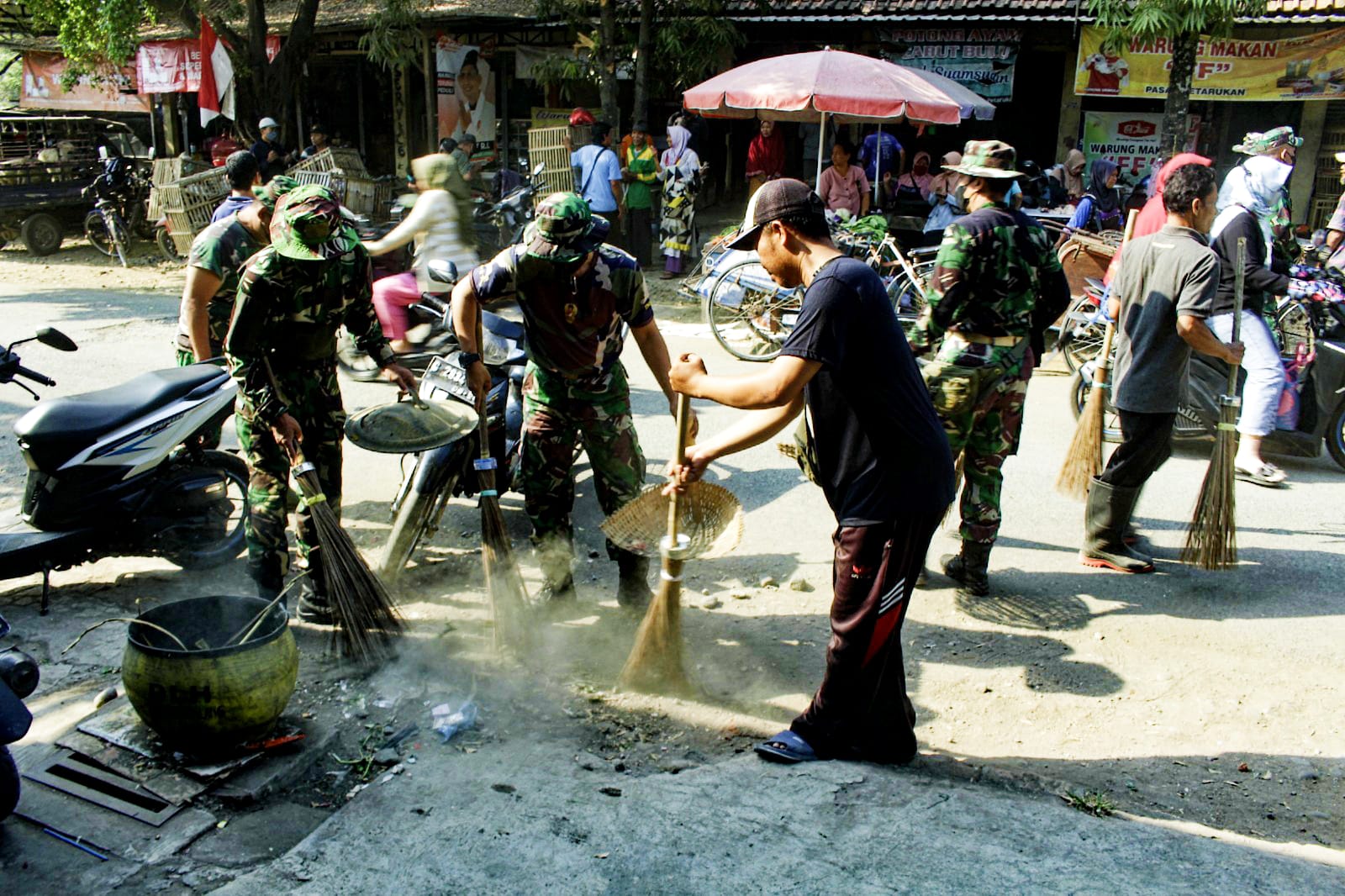 Anggota Kodim 0711 Pemalang Gotong Royong Bersihkan Pasar Petarukan