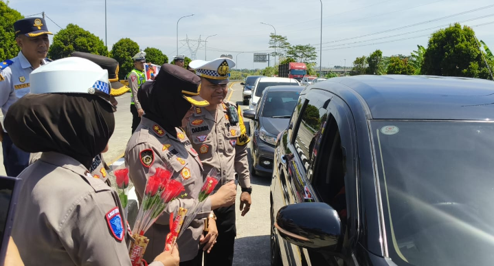 Sebelum Ramp Check, Kapolres Bagi-bagi Coklat di Exit Tol Salatiga