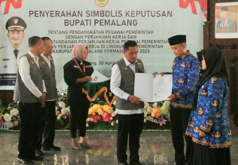 Bupati Pemalang Serahkan SK Pengangkatan PPPK kepada Guru dan Tenaga Kesehatan 