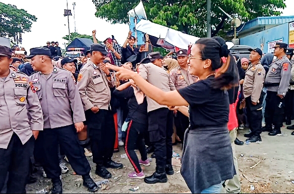 Haknya akan Dibayar, Ratusan Karyawan Pabrik Garmen di Kabupaten Pemalang Berjoget Bersama 