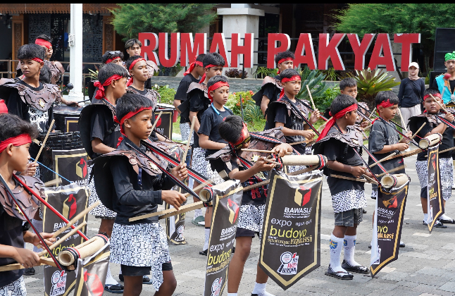 Menjadi Pelaksana ‘Expo Sesarengan Ngawasi’, Kota Salatiga Gelar Parade Drumblek 