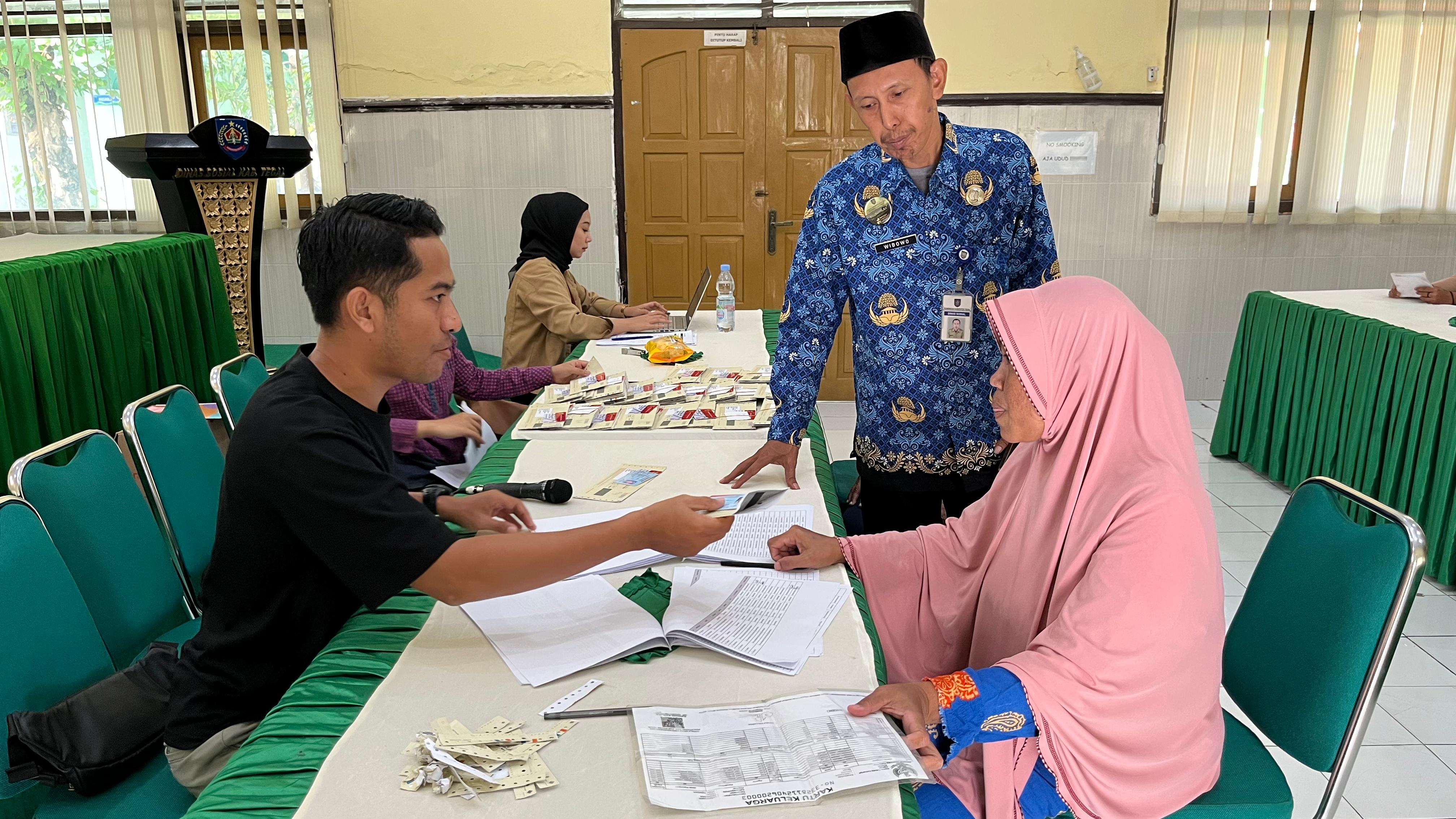 Dinsos Kabupaten Tegal Fasilitasi Pembukaan RekeningKolektif untuk KKS