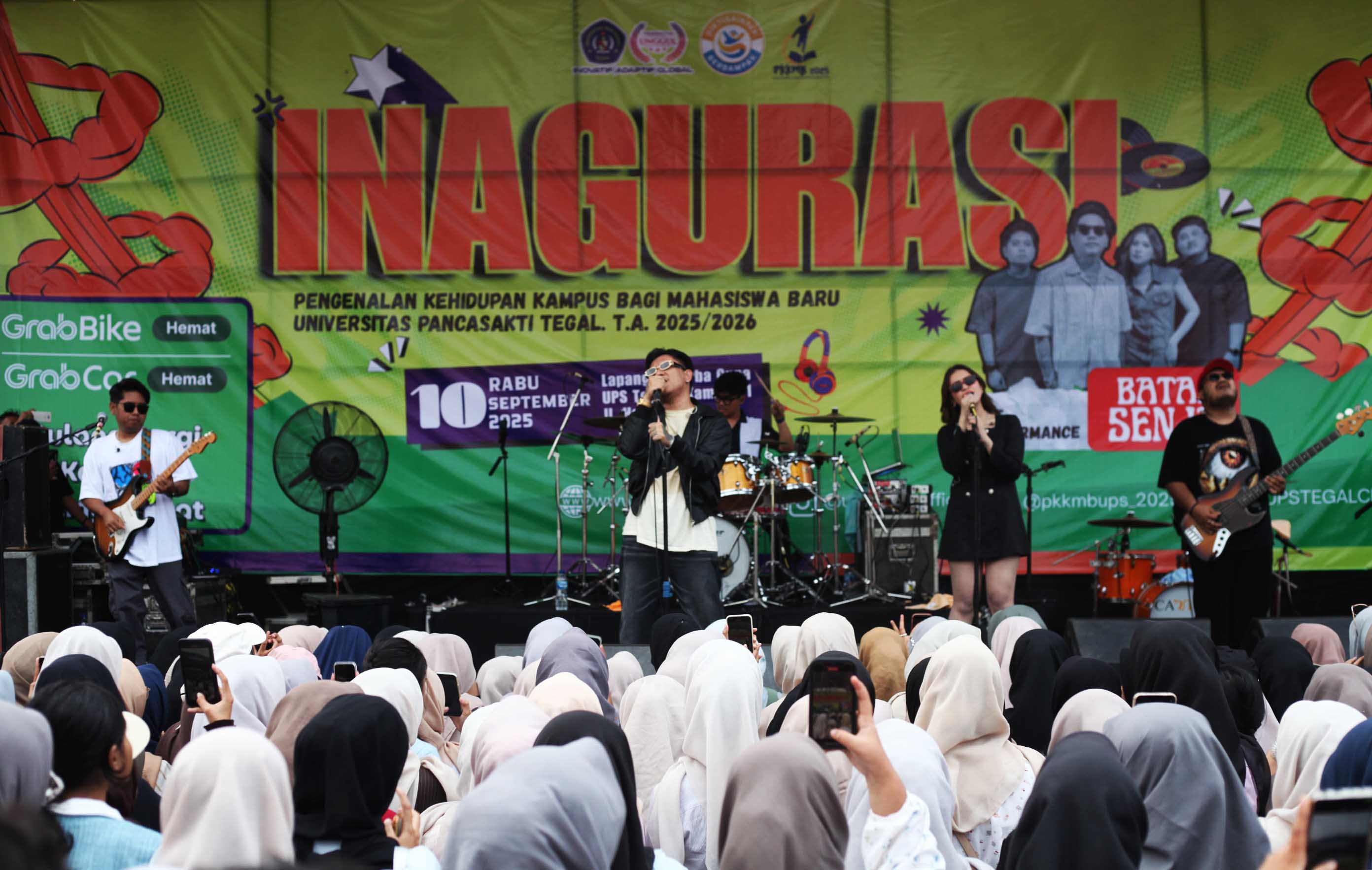 Aksi Panggung Batas Senja Hipnotis Ribuan Mahasiswa Baru UPS Tegal  ‎