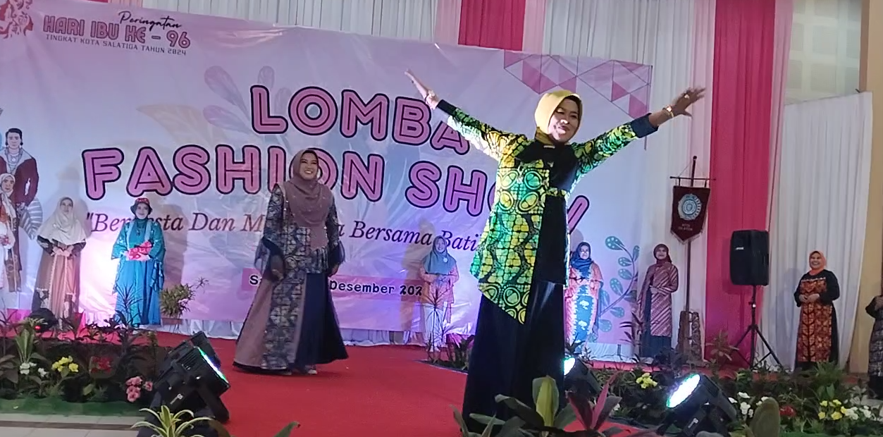 Kemayunya Sekda, Dampingi Istri Pj Wali Kota Salatiga Fashion Show di Hari Ibu