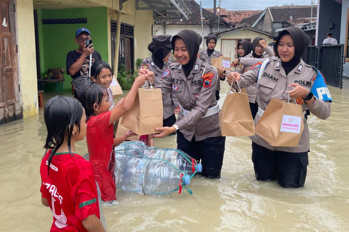 Bencana Banjir Grobogan, Polwan Polres dan Bhayangkari Terjang Luapan Air Beri Bantuan Warga