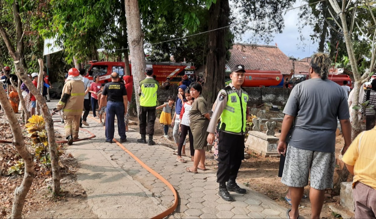 Sampah Daun Kering Terbakar di TPS Liar Kebumen, Api Dipadamkan