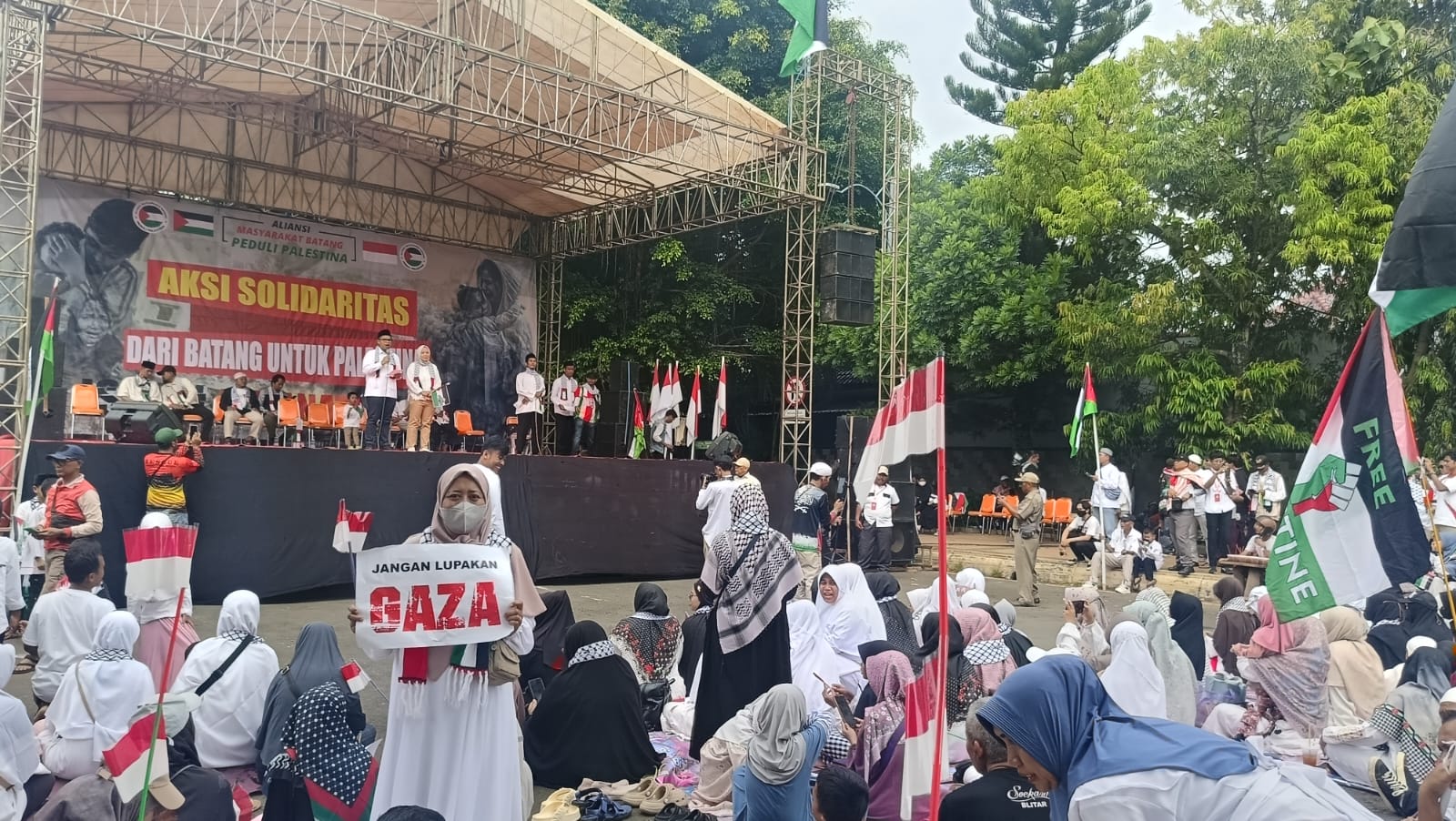 1.500 Warga Batang Serukan Dukungan untuk Palestina dan Anak-anak yang Menangis di Reruntuhan Bangunan