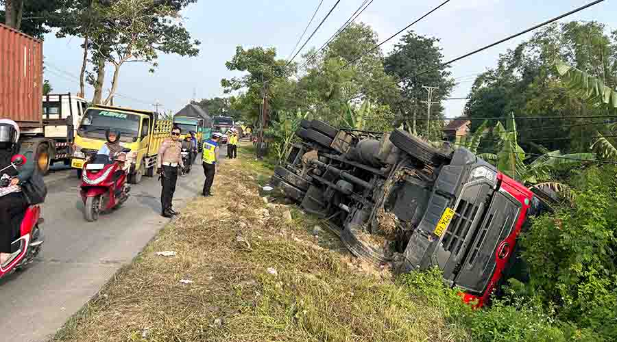 Diduga Supir Mengantuk, Truk Muatan Susu Krimer Terguling di Jalan Purwodadi-Semarang Grobogan