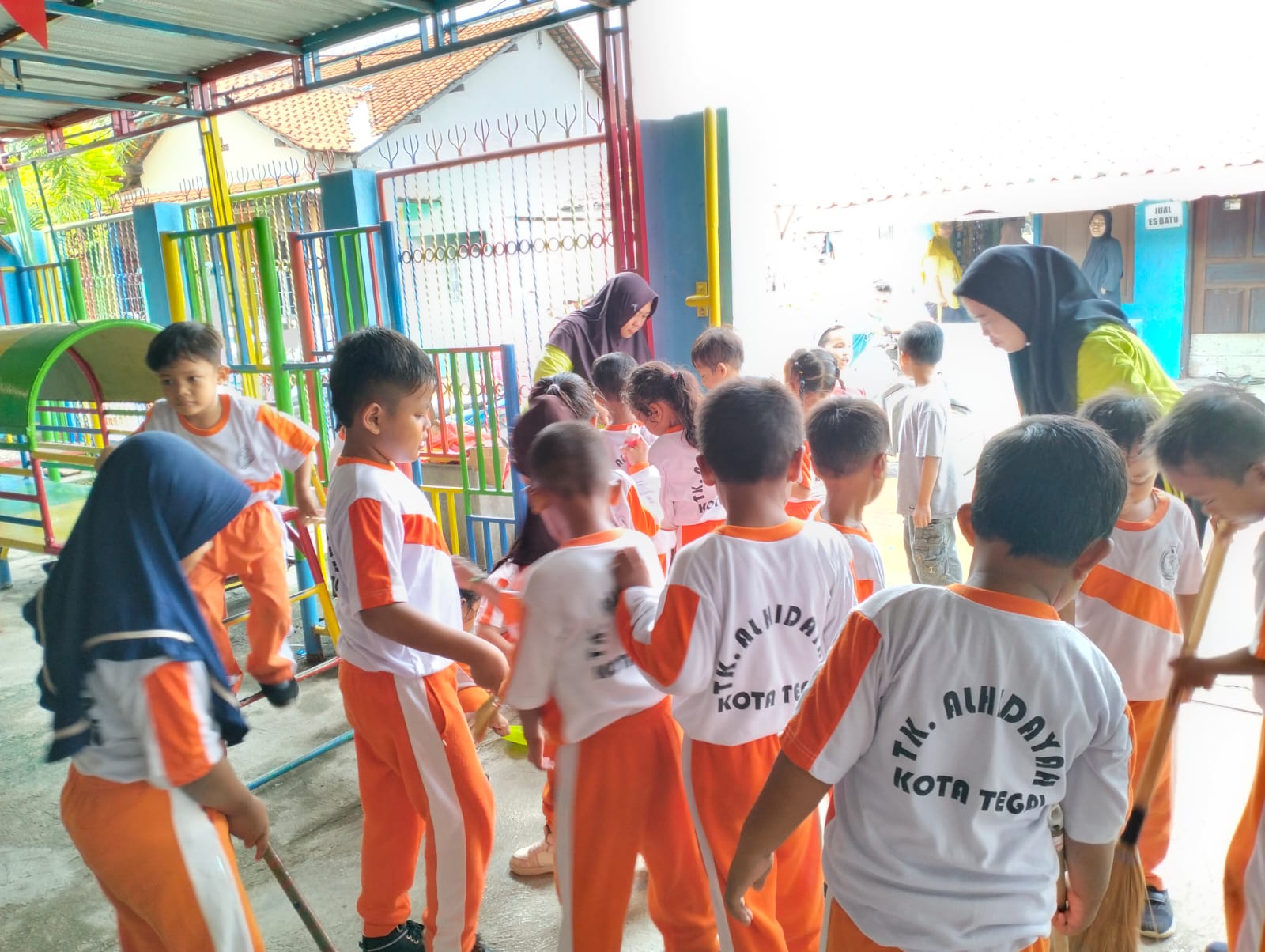 Sambut Ramadan, Puluhan Murid TK Al Hidayah Kota Tegal Kerja Bakti Bersama