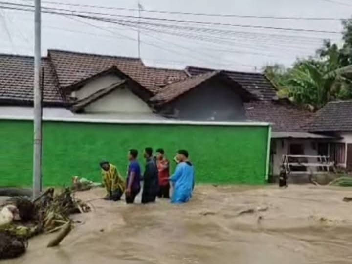 Tanggul Kali Jawik Kudus Jebol Dihantam Banjir, Merendam Pemukiman Warga Desa Pladen