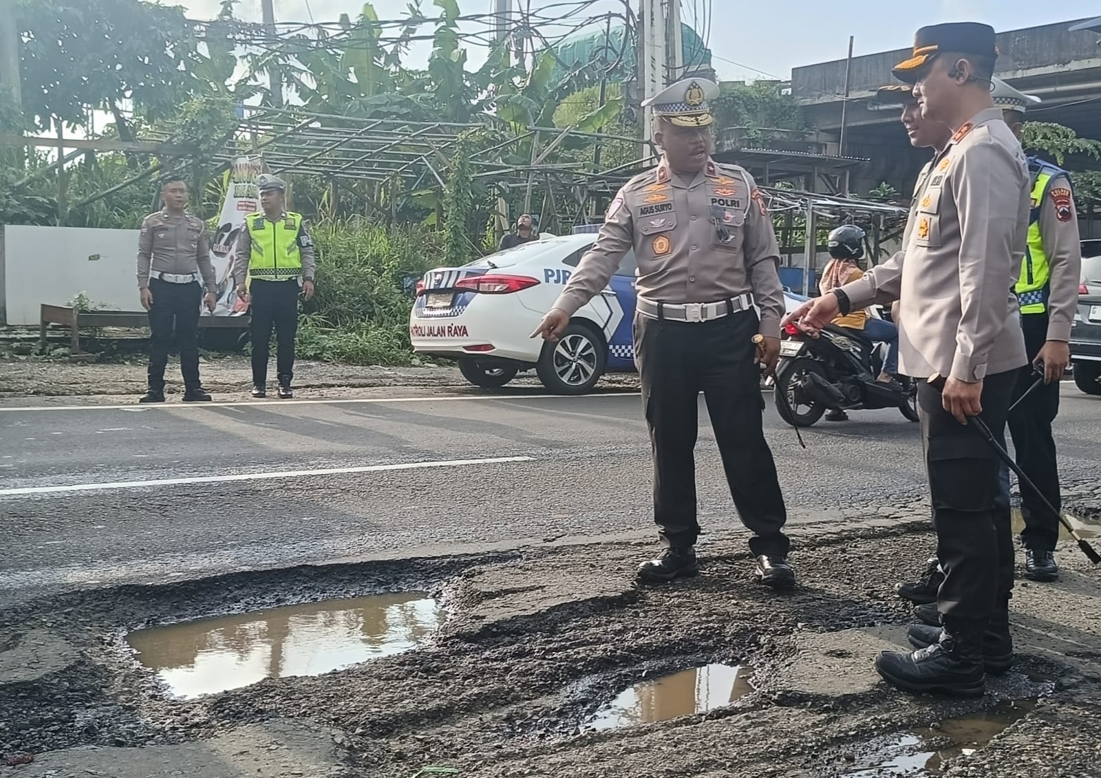 Saksikan Lubang Jalan Pantura Batang Rusak, Kakorlantas: Cukup Parah Ya