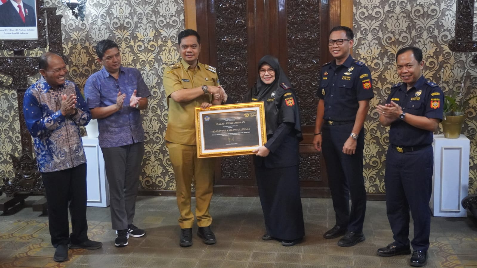 Gembira Diganjar Penghargaan Bea Cukai, Bupati Jepara : Siap Bersihkan Jepara dari Rokok Ilegal