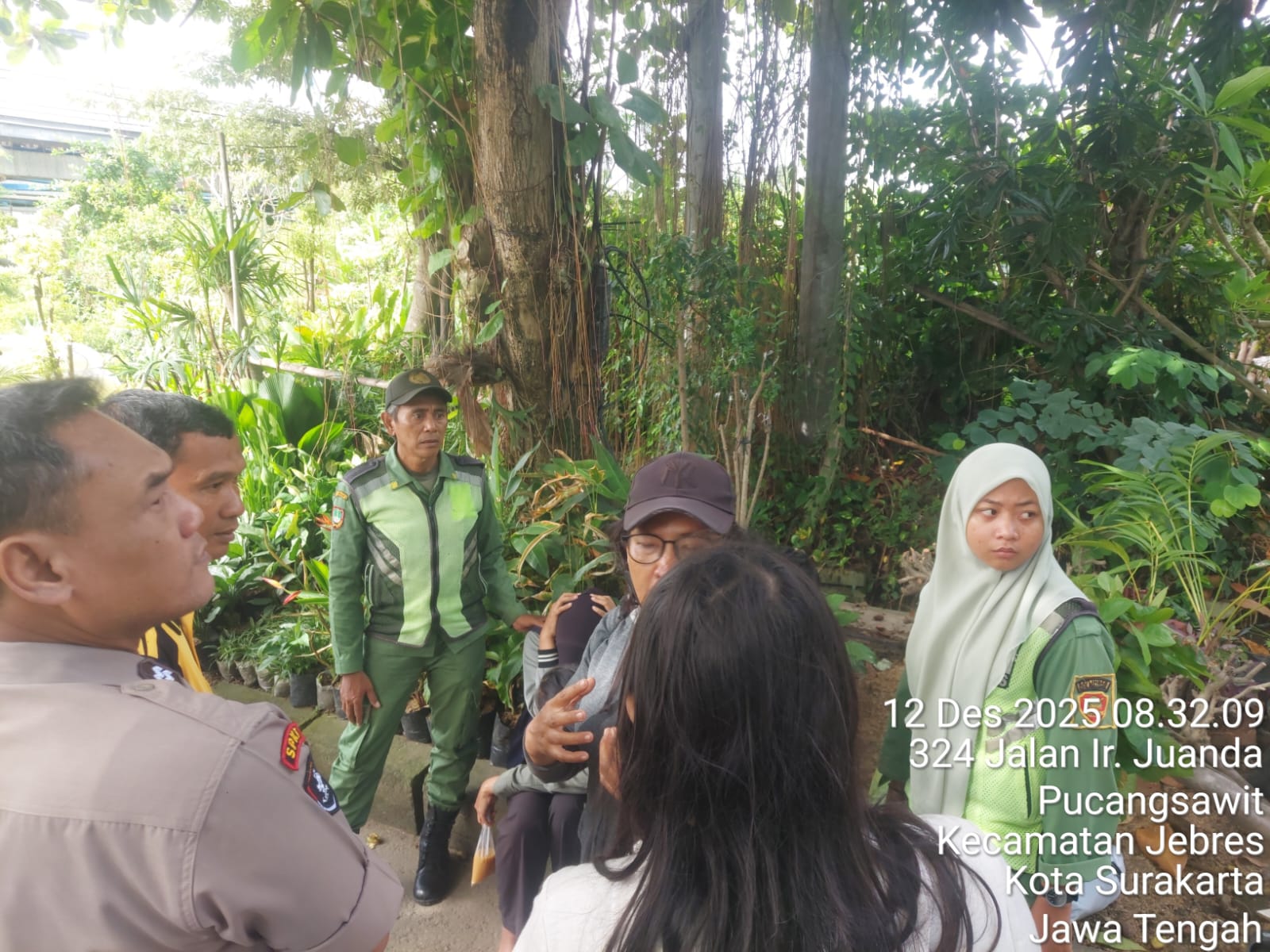 Gadis Muda Hadang Kereta di Rel KA Jurug, Warga Selamatkan    