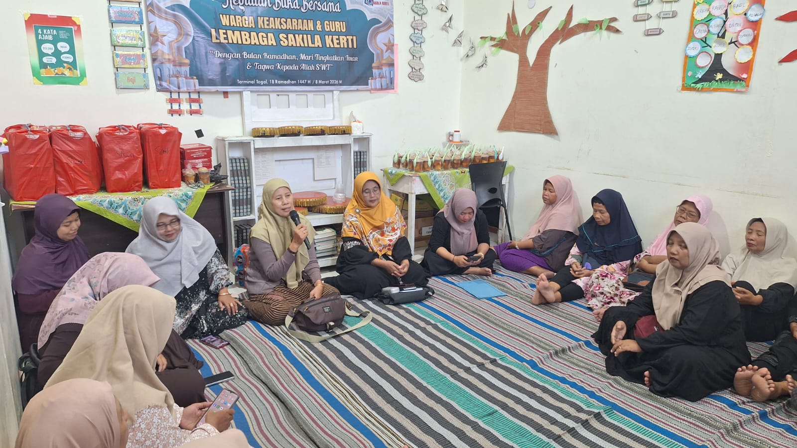 PKBM Sakila Kerti Gelar Buka Bersama dengan Pedagang Asongan di Terminal Tegal