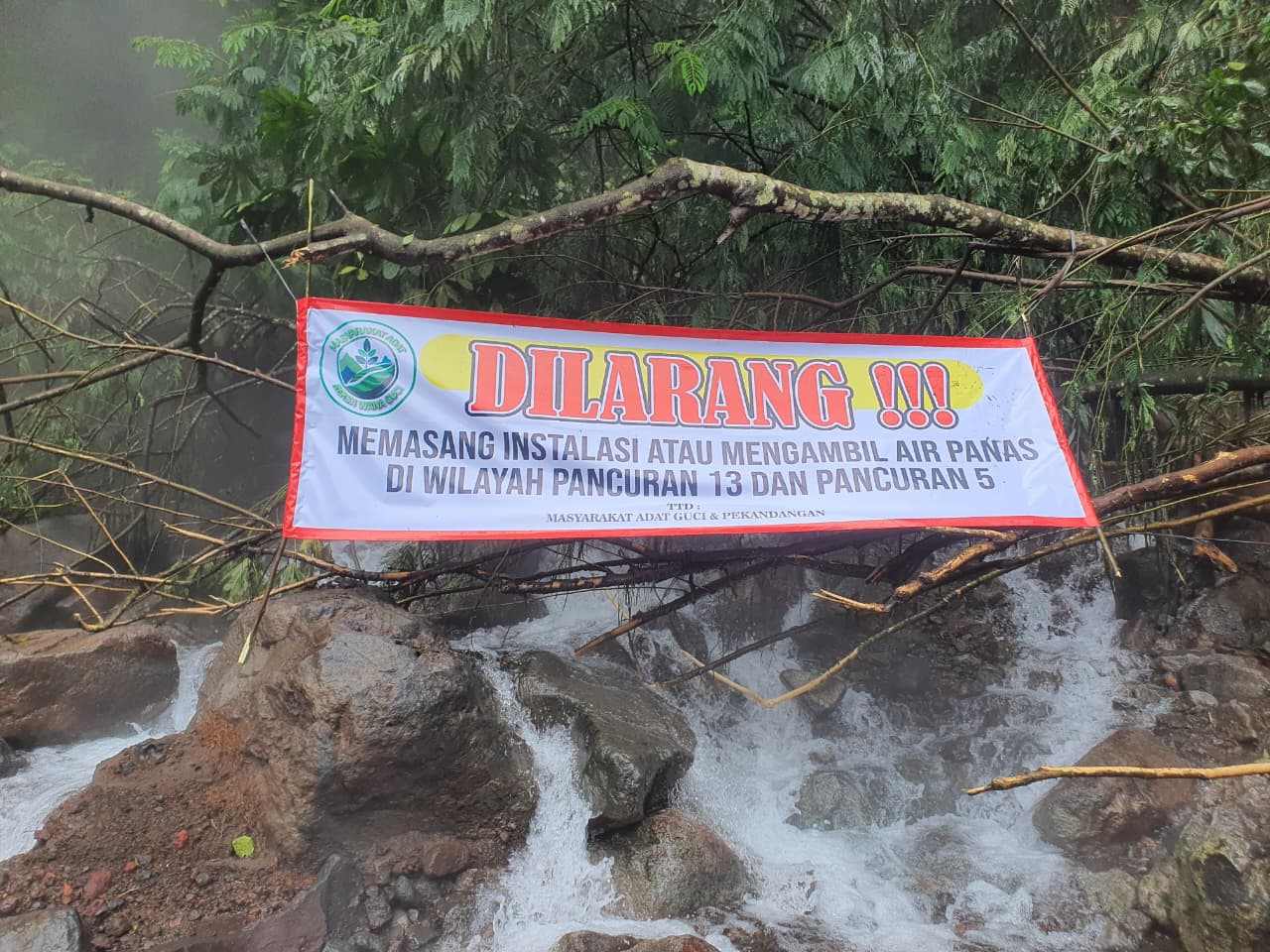 Warga Guci Tegal Serukan Stop Eksploitasi Air Panas, Pasang Spanduk di Pancuran 13 