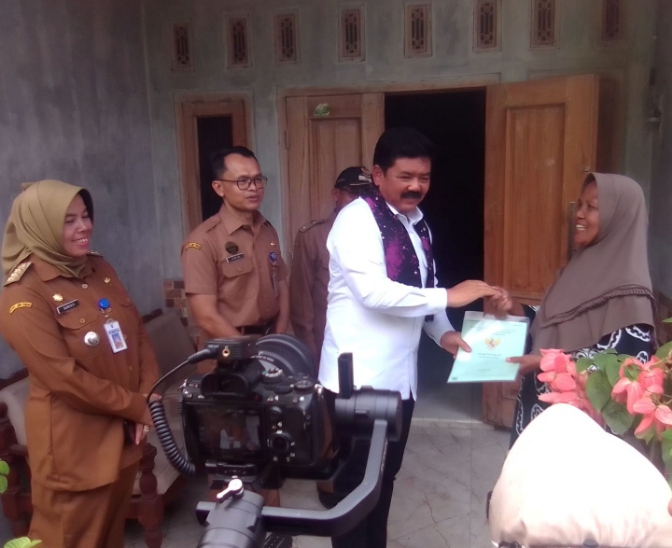 Datangi Rumah Warga Desa Bengle Kabupaten Tegal, Menteri ATR/Kepala BPN Serahkan Sertifikat PTSL 