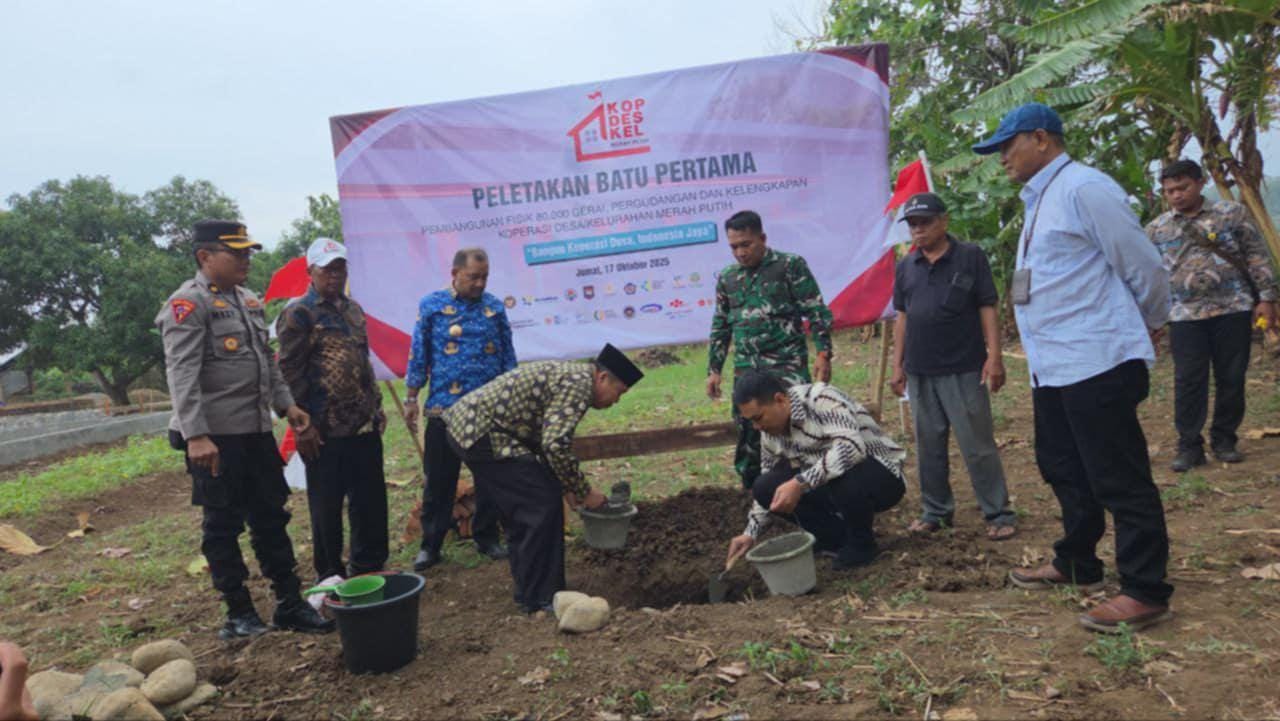 Bupati Pemalang Letakkan Batu Pertama Pembangunan Kantor Koperasi Merah Putih Desa Surajaya ‎