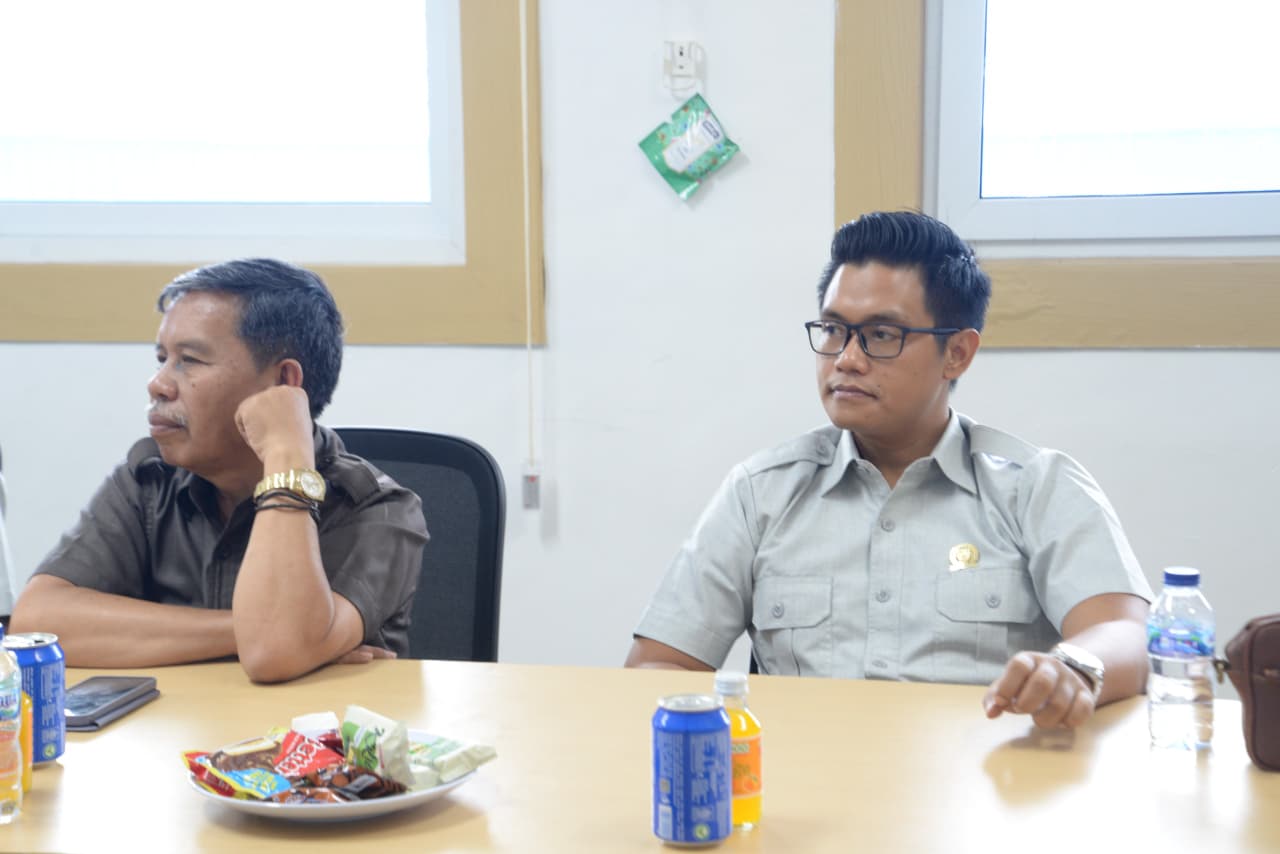 Jalan Rusak Kepung Desa Lebeteng Tegal, Warga Curhat Langsung ke DPRD