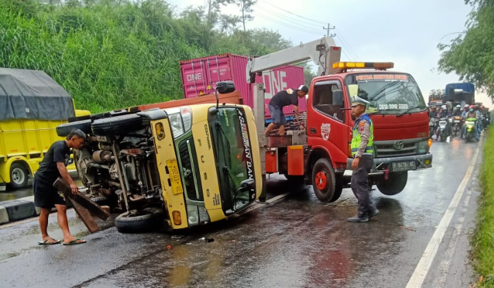 Truk Frozen Terguling di Bawen Banaran Kopi Sebabkan Jalur Semarang Solo Macet