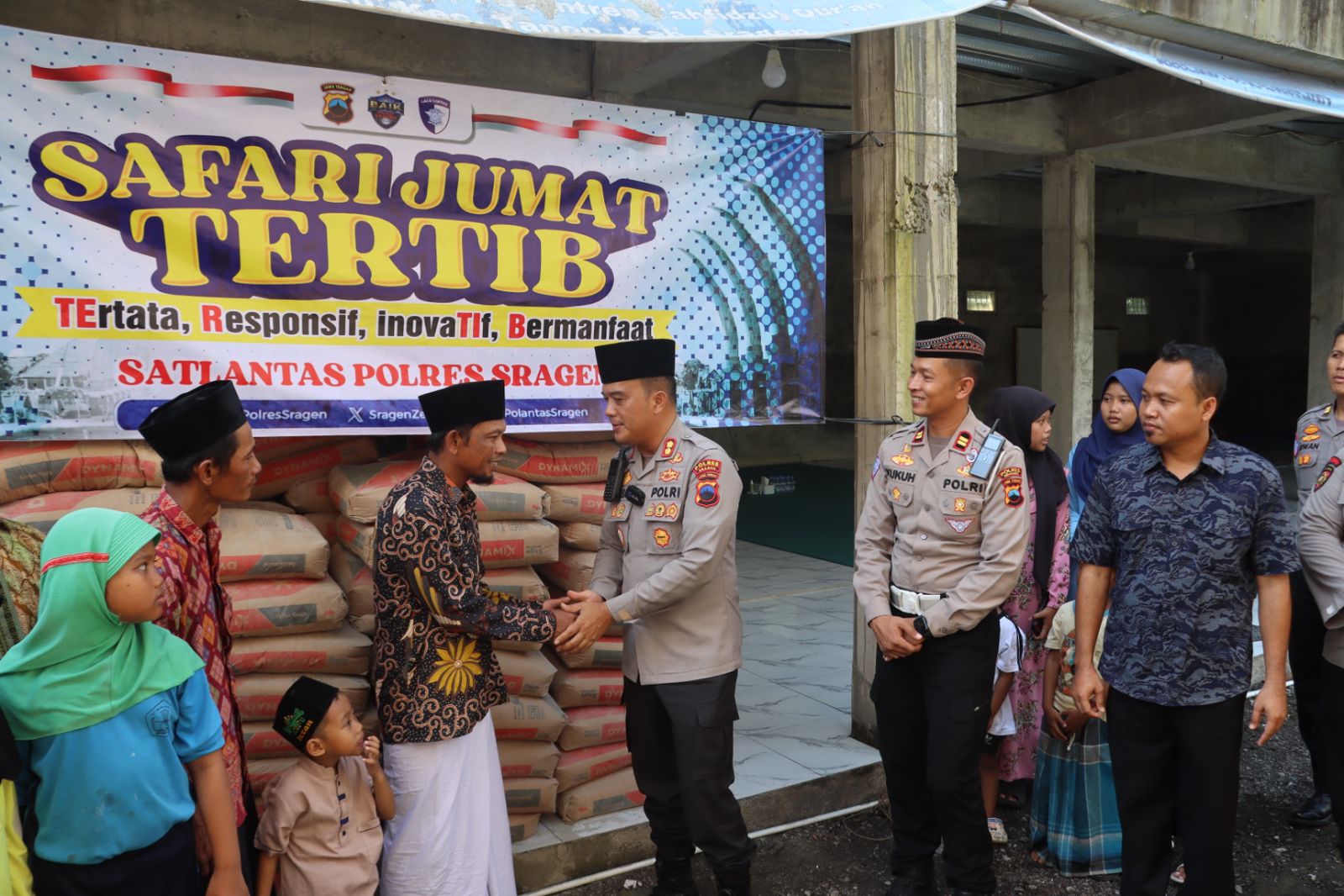 Jum'at Tertib, Kapolres Sragen Bantu 200 Sak Semen di Dua Ponpes di Tanon