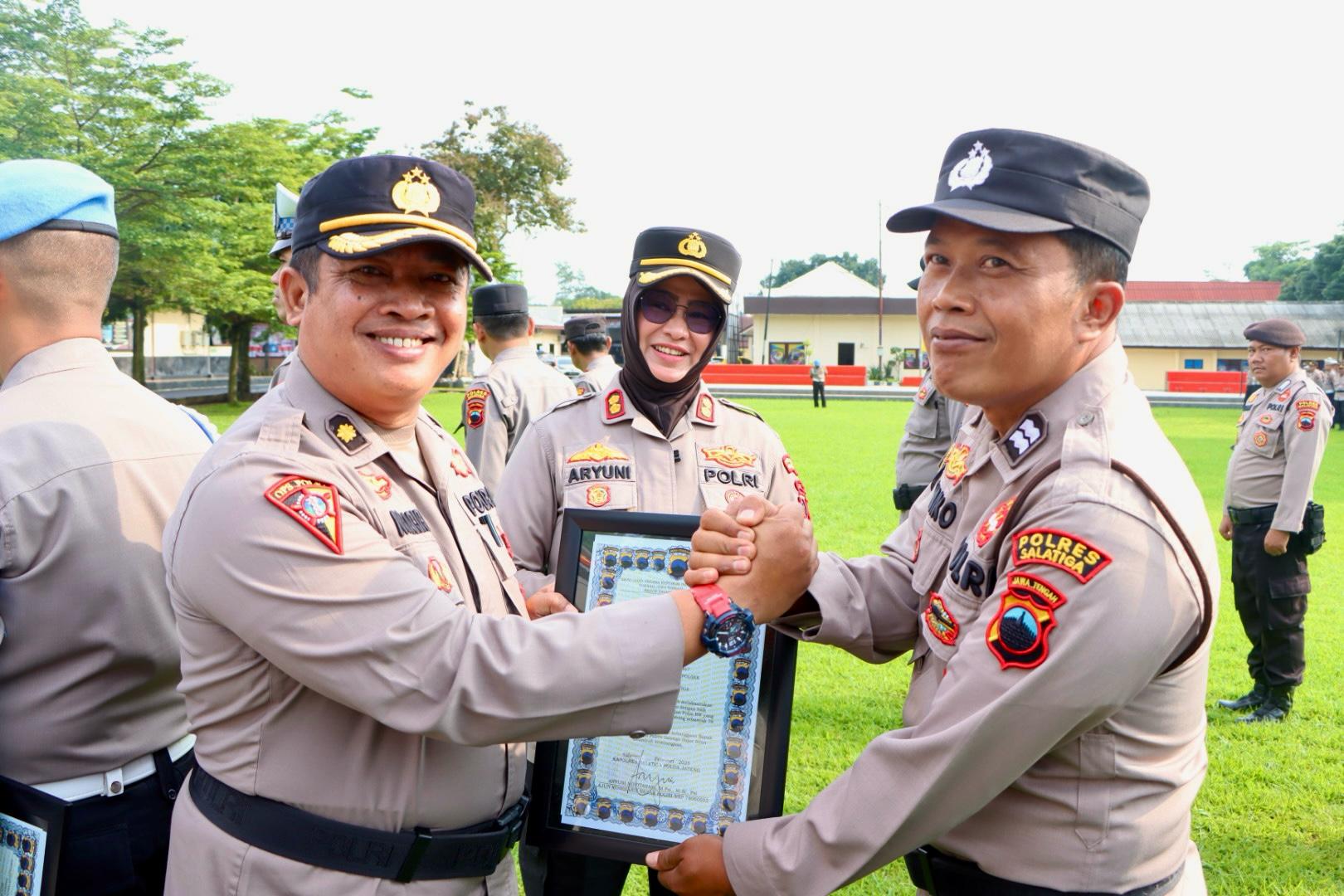 Kapolres Salatiga Sematkan Pangkat IPDA ke Kanit Provost Polsek Argomulyo  