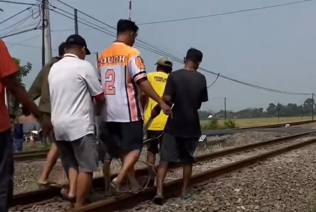 Lansia Tewas Tertemper Kereta Api di Perlintasan Sirangkang Petarukan, Korban Terpental 50 Meter