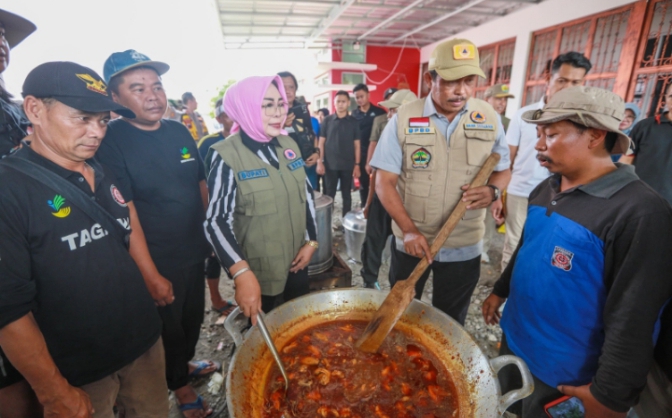 Pj Gubernur Jateng Serahkan Bantuan Senilai Rp293 Juta Lebih saat Tinjau Banjir di Grobogan 