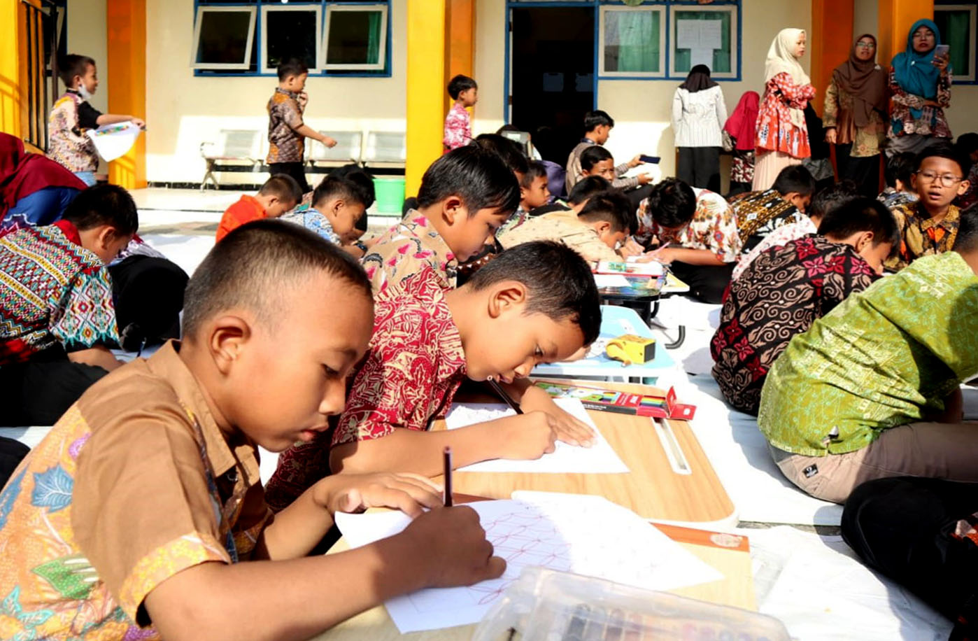 Siswa SD Muhammadiyah 1 Kota Tegal Dilatih Membuat Sketsa Batik