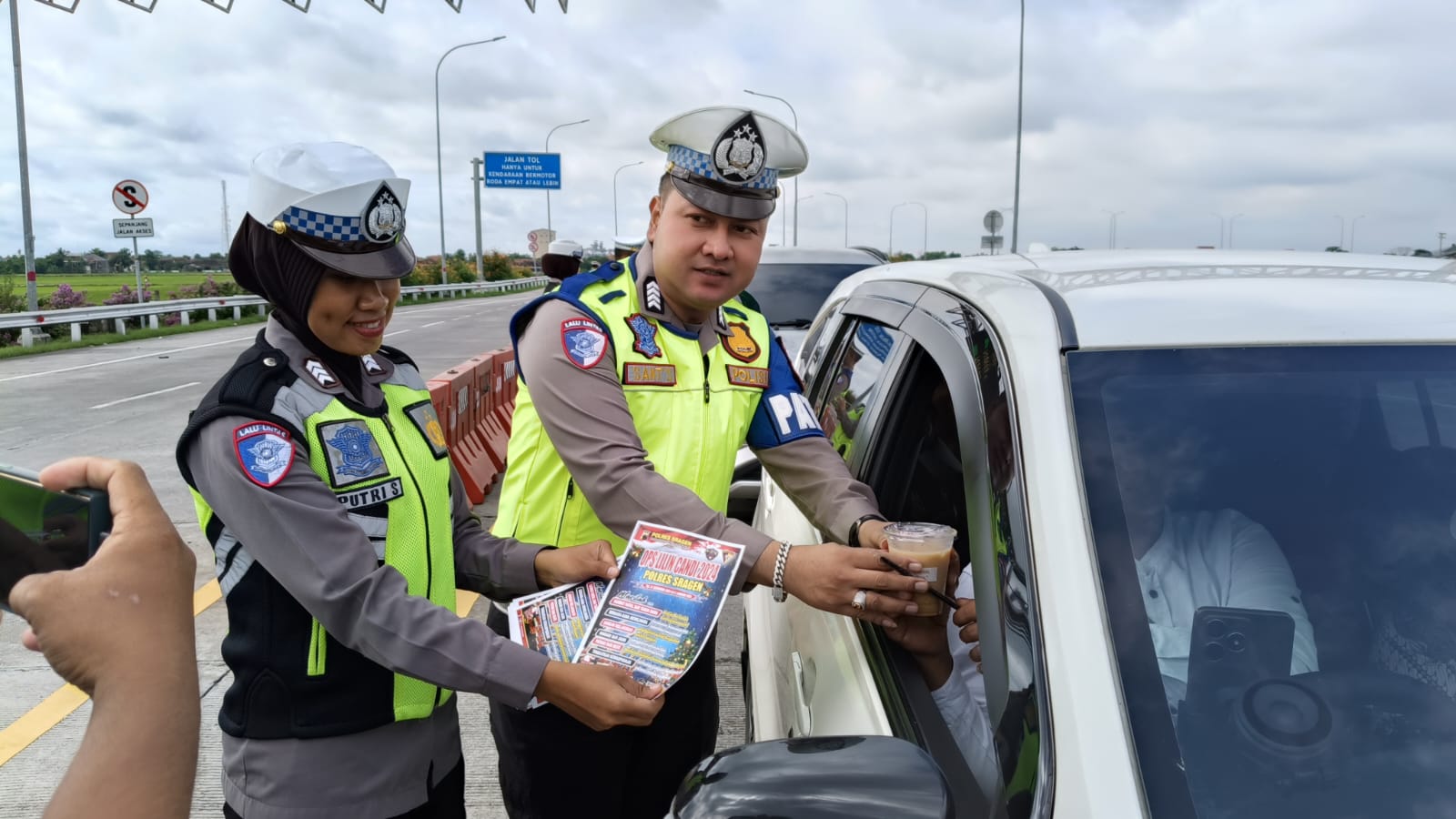 Pengendara Dihentikan Satlantas Sragen, Tak Ditilang Justru Dikasih Kopi!