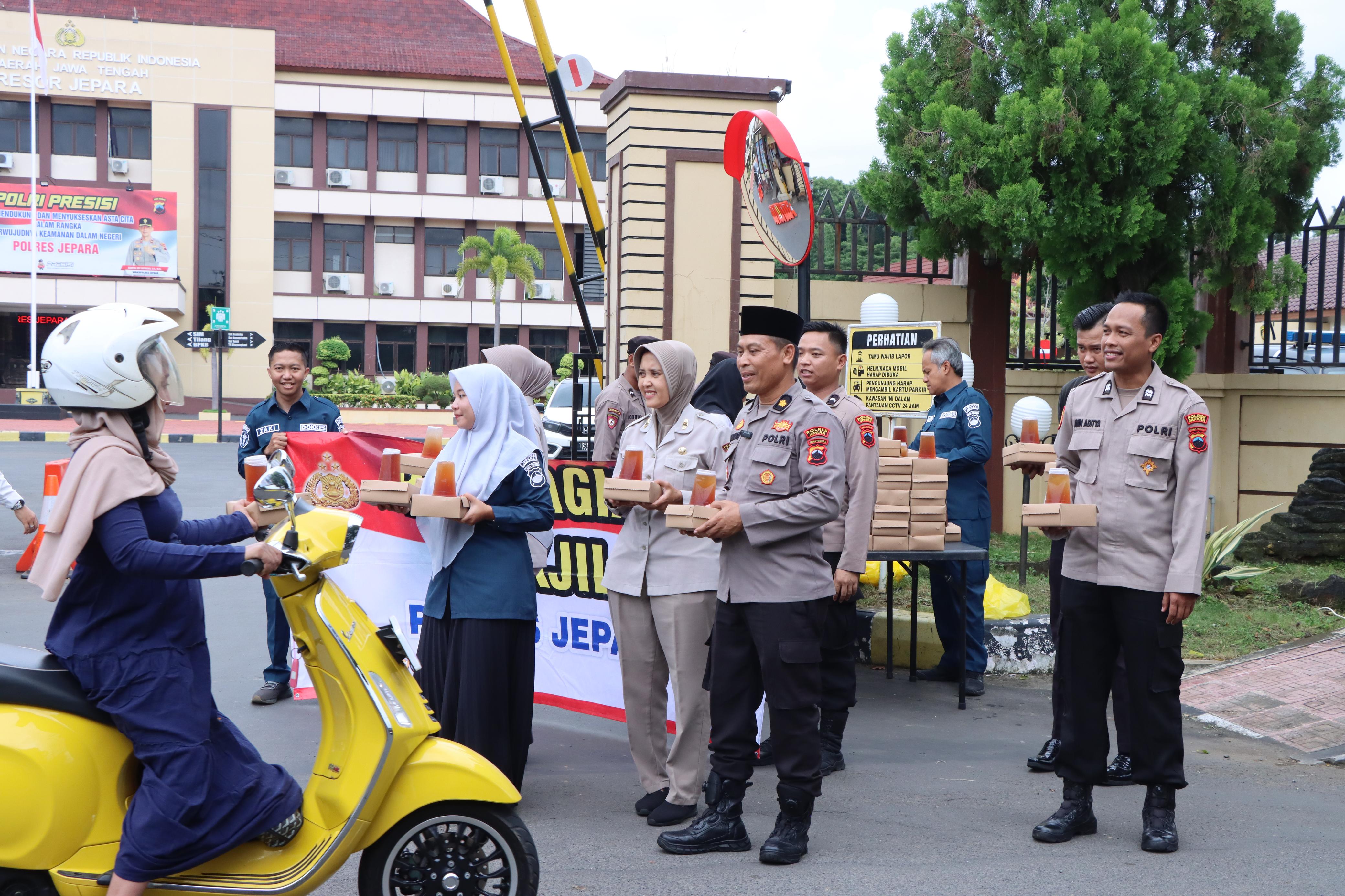 Kampanyekan Kamtibmas dan Berbagi Takjil, Cara Polres Jepara Raih Simpati Warga