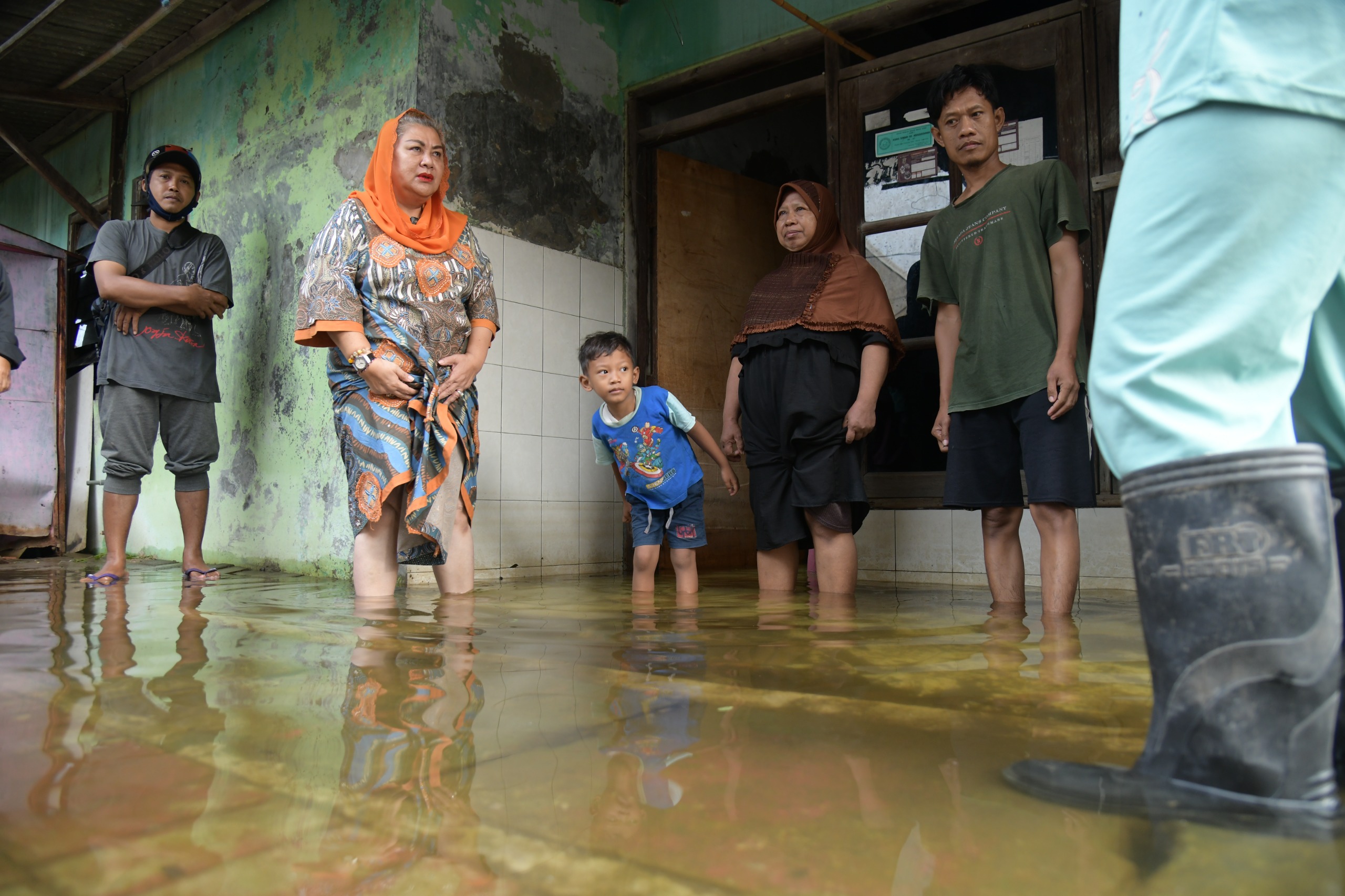 Masih Tergenang, Mbak Ita Tinjau Langsung Banjir di Terboyo Wetan dan Trimulyo