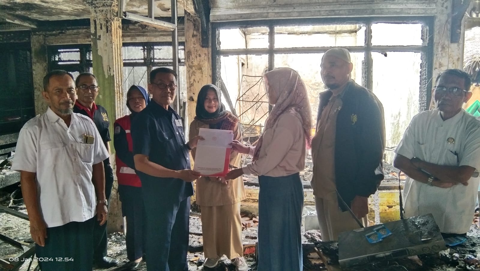 PMI Kabupaten Tegal Salurkan Bantuan kepada Warga Desa Babakan yang Rumahnya Terbakar