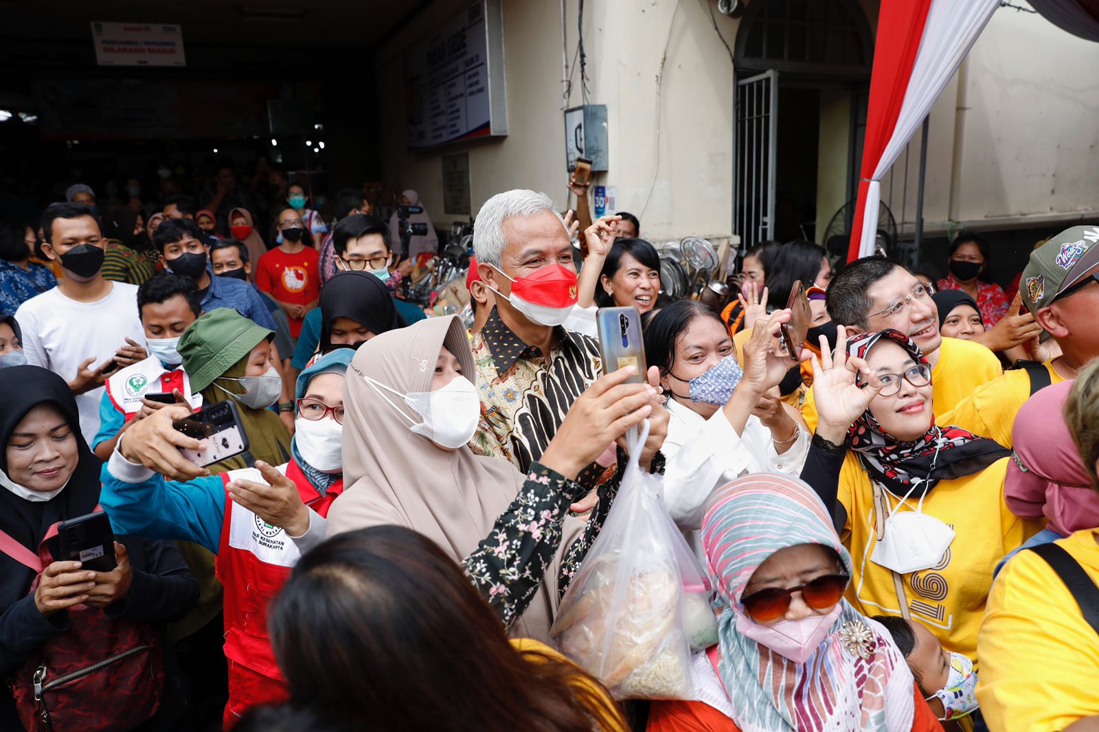 Ganjar Diserbu Pedagang Pasar Mojosongo