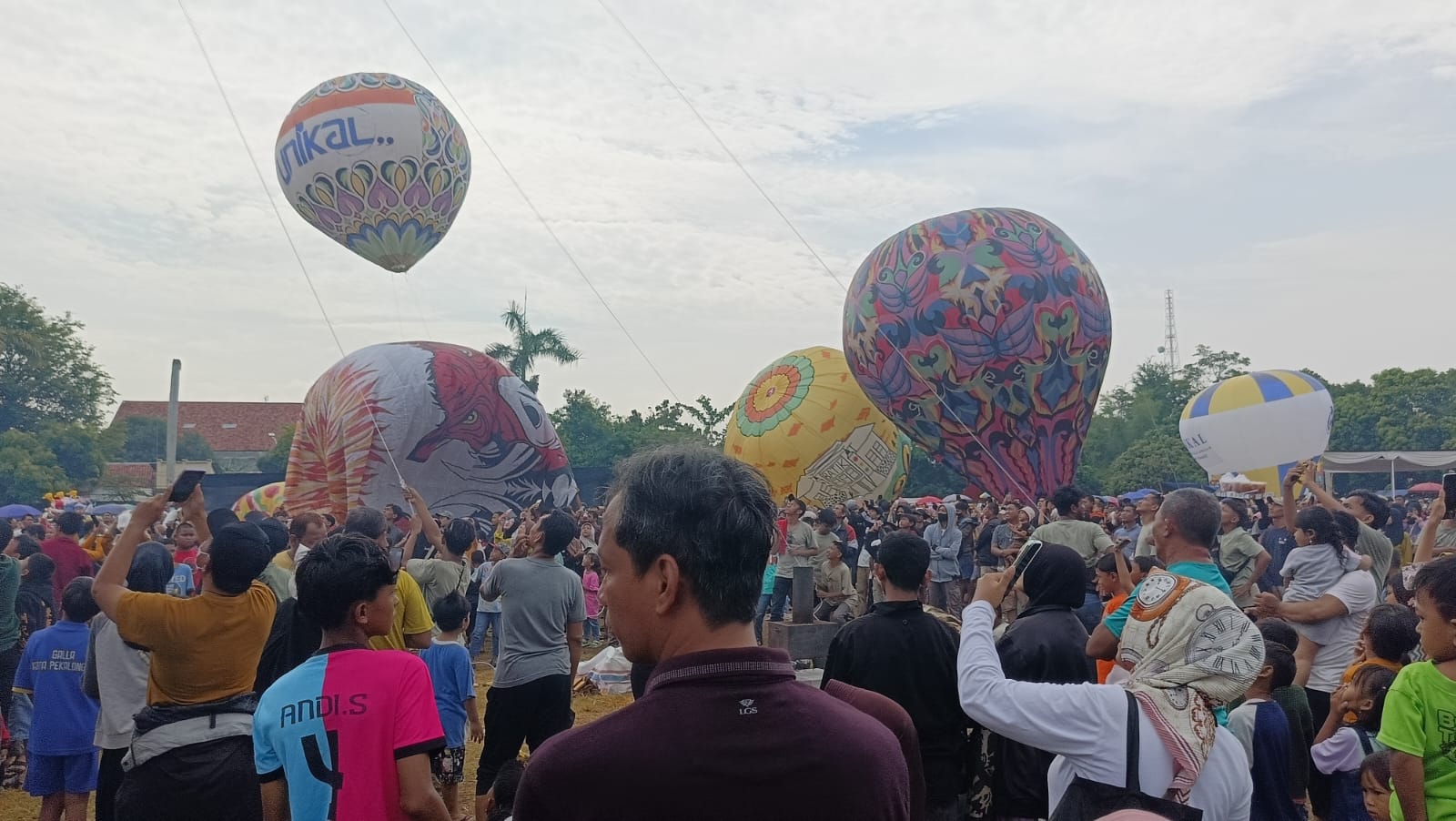 Festival Balon Unikal Ramaikan Lapangan Mataram di Puncak Dies Natalies ke-43 Universitas Pekalongan