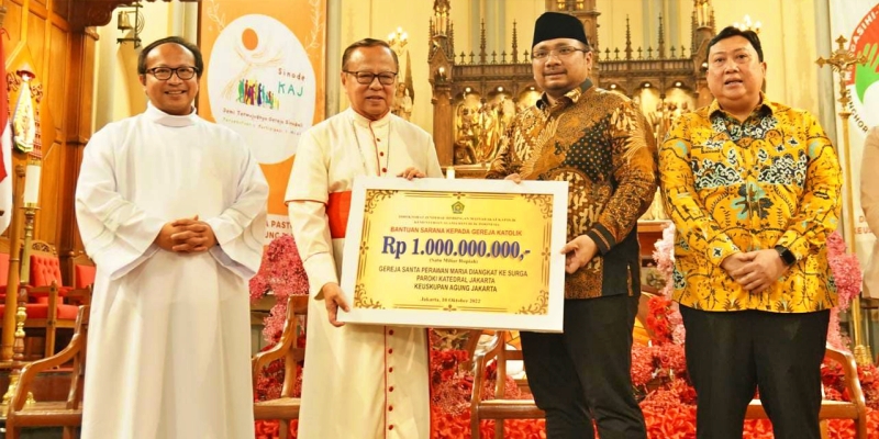 Gus Yaqut Serahkan Bantuan Rp1 Miliar untuk Gereja Katedral Jakarta