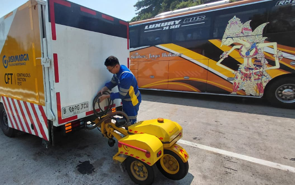 JSB Uji Kekesatan Jalan Tol Semarang-Batang
