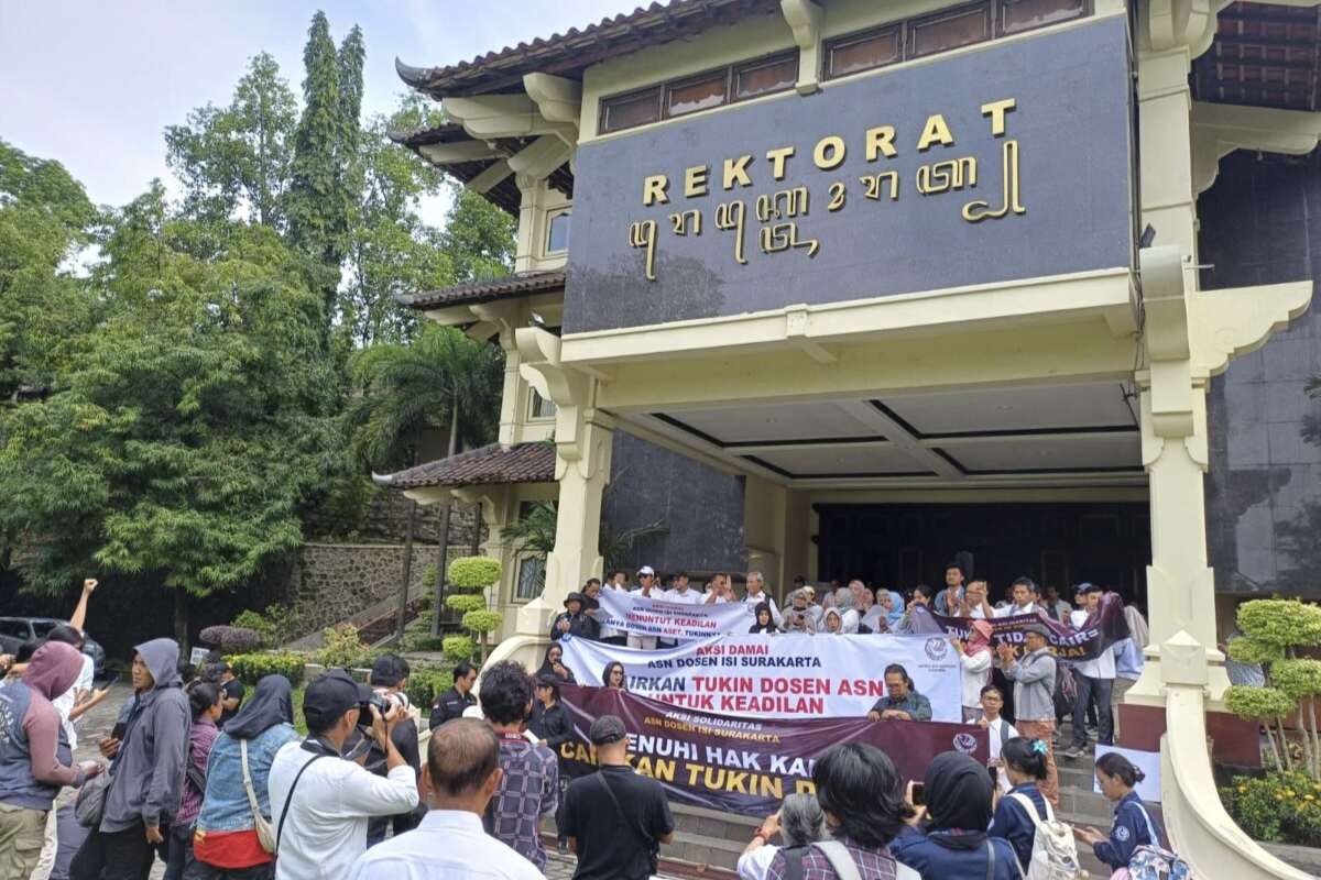 Ratusan Dosen ISI Solo Demo Tuntut Tunjangan Kinerja yang Tertunda Sejak 2020