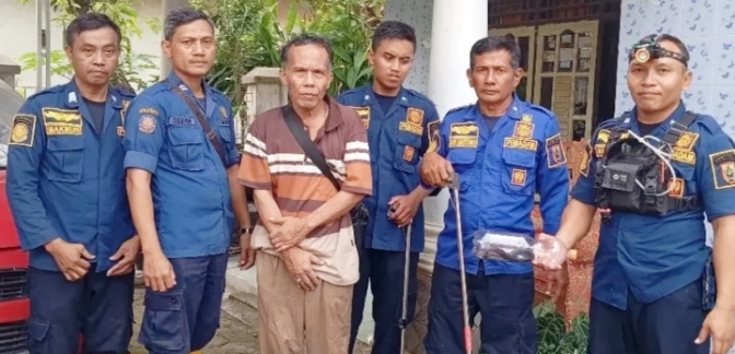 Damkar Kabupaten Pemalang Evakuasi Ular Kobra Jawa 