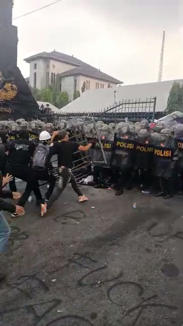 Ricuh Aksi May Day di Semarang, Polisi Bubarkan Massa dengan Gas Air Mata dan Water Cannon