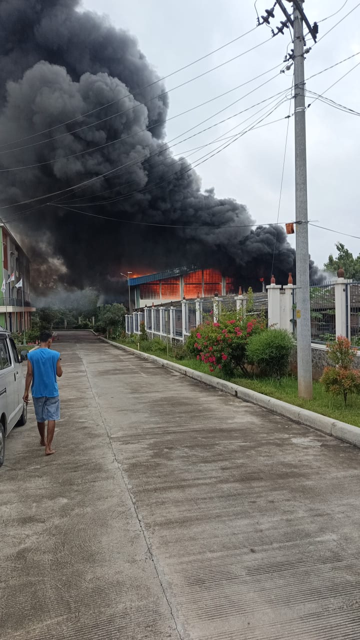 Pabrik Sepatu di Kalijambe Sragen Ludes Terbakar