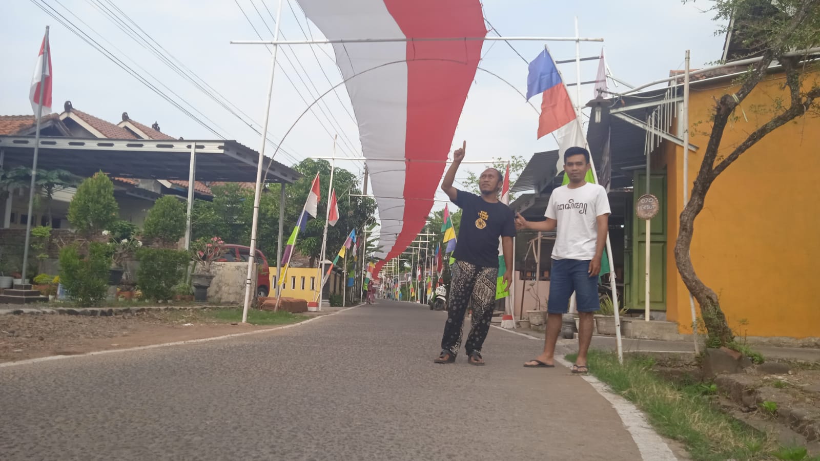 Nasionalisme ala Warga Denasri Kulon Batang, Bendera 250 Meter Disandingkan Lengko Sepanjang Jalan
