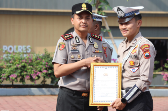 Personel Polres Semarang Terima Kenaikan Pangkat dan Pengabdian 