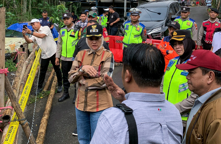 Hari Kedua Pimpin Salatiga,  Wakil Wali Kota Salatiga Nina Agustin Tinjau Jembatan Ambrol