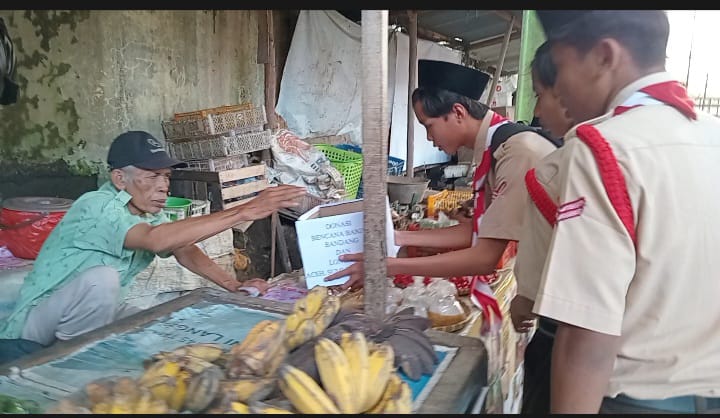 Santri SMP IT Al Azhar Lebaksiu Turun ke Pasar, Galang Donasi Bencana Sumatera