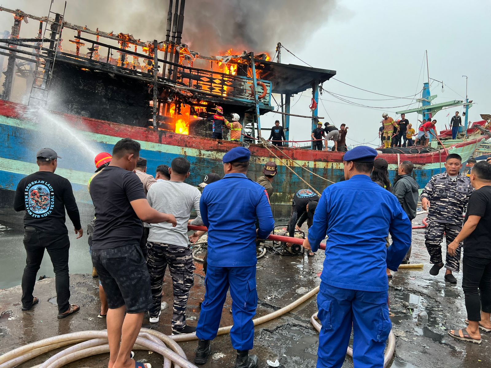 Diduga Korsleting Listrik, Kapal Perikanan Terbakar saat Bersandar di Kota Tegal