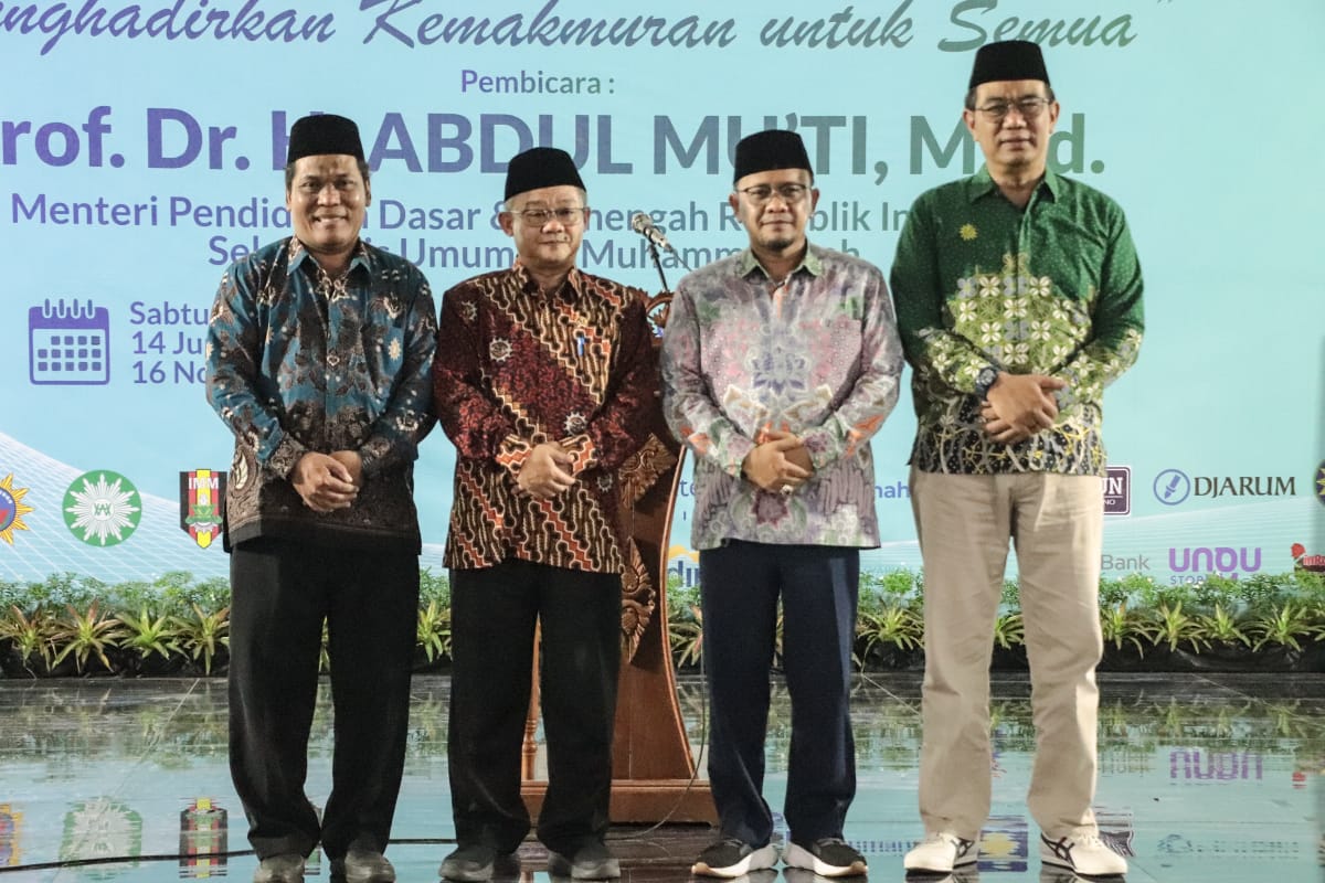 Pulang Kampung Plus Hadiri Milad, Menteri Abdul Mu’ti Dikepung Ribuan Warga Muhammadiyah di Kudus