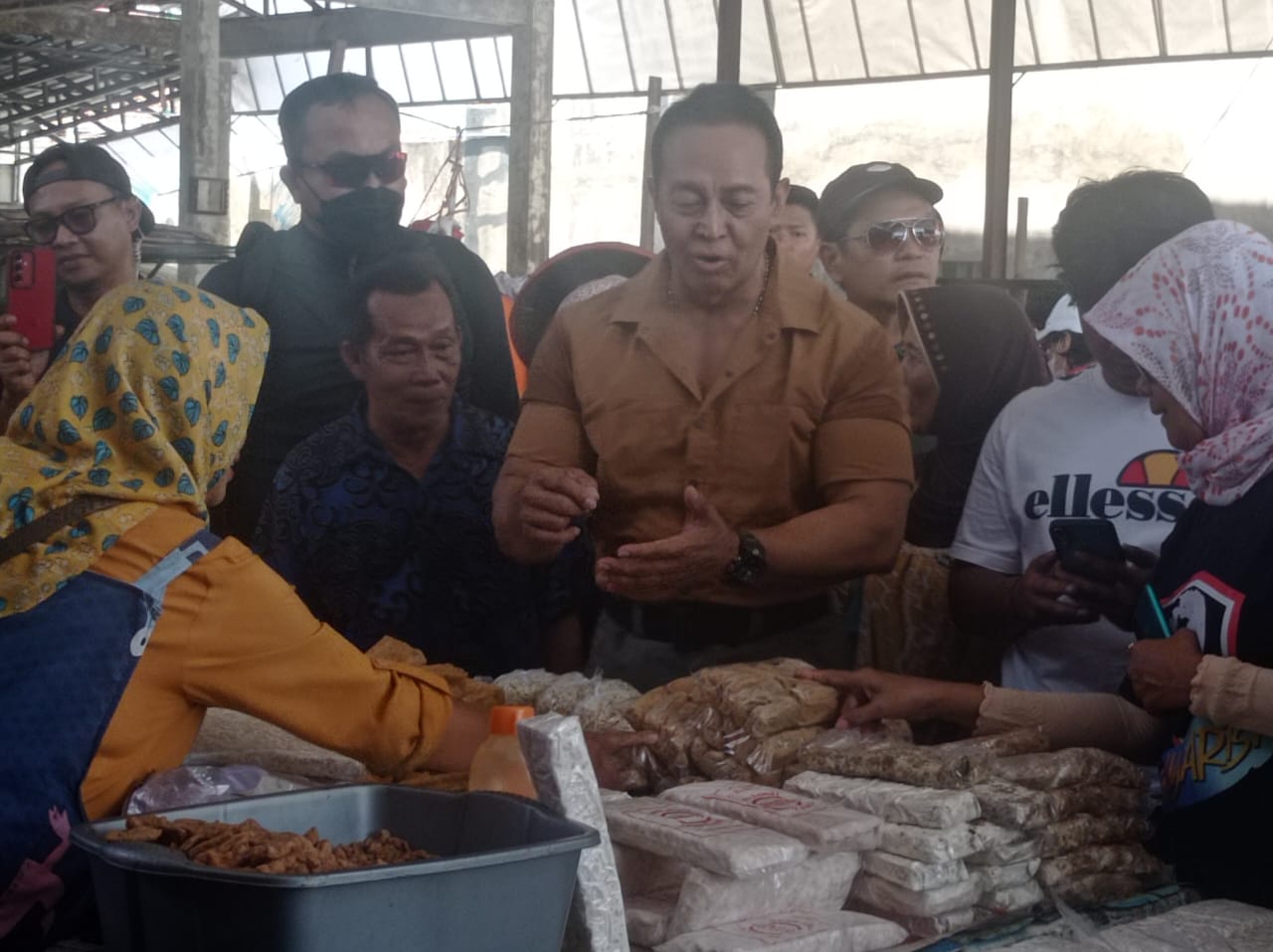 Rambo Blusukan ke Salatiga, Ladenin Selfie Warga Sampaikan Program Permudah Akses Kredit UMKM