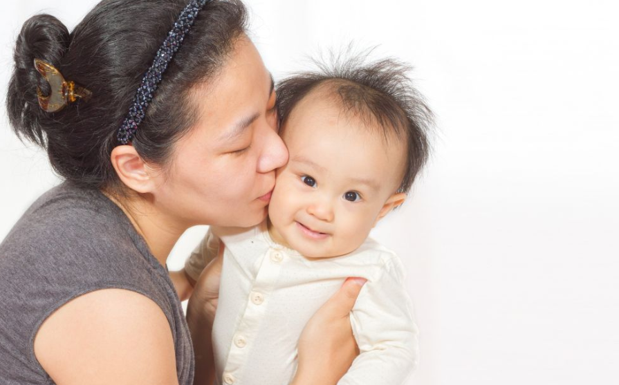 Waspada! Mencium Bayi Sembarangan Dapat Sebabkan Penyakit Berbahaya Ini